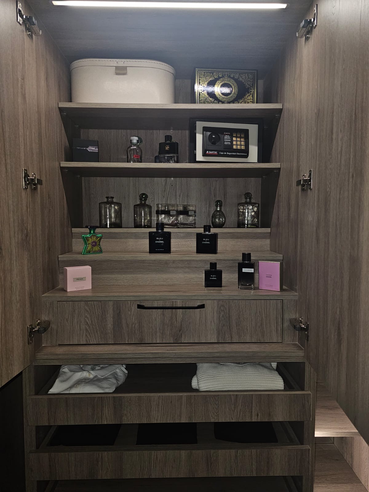 Mueble de Perfumes con LED