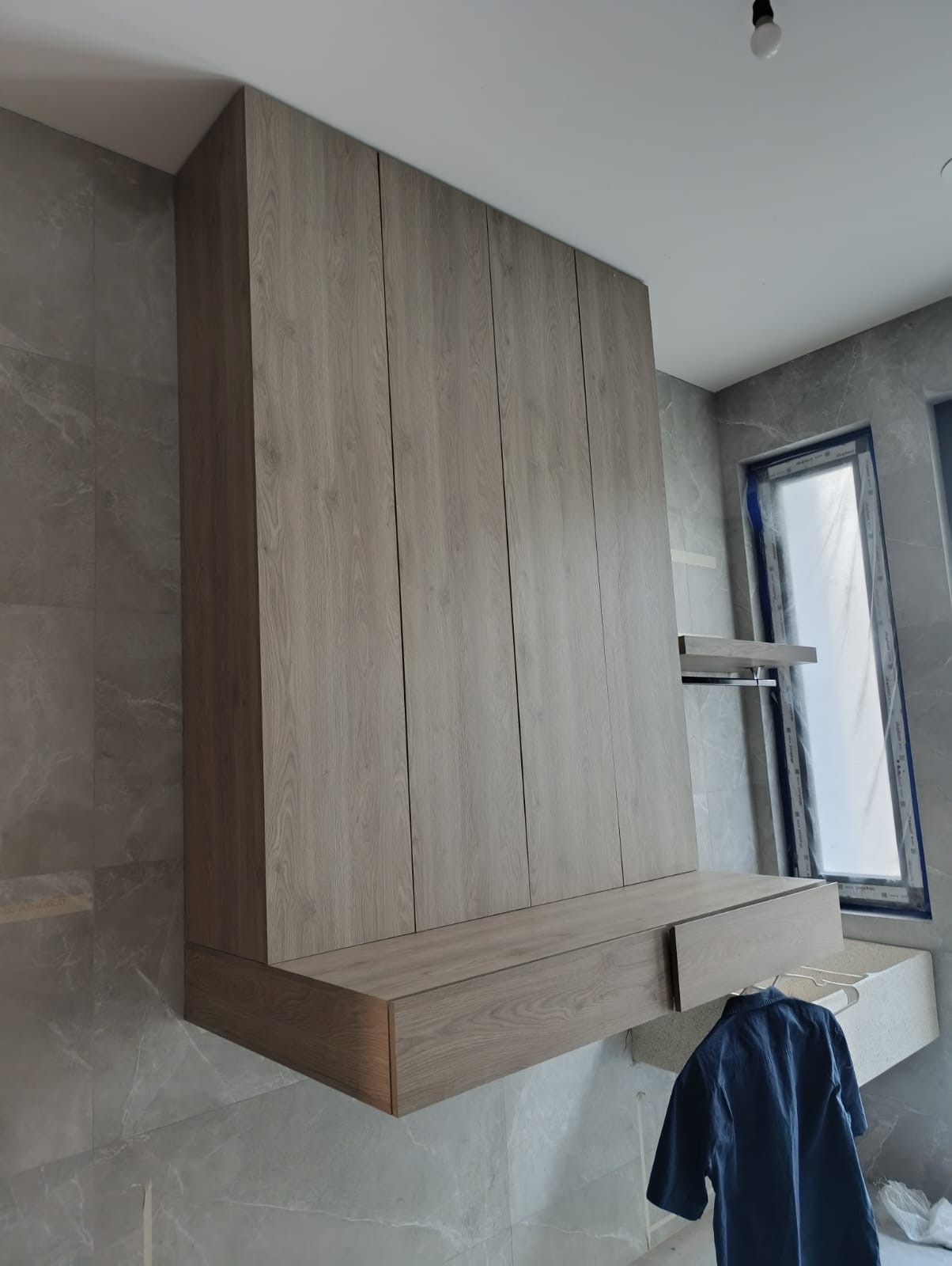 Panel de Roble con Tocador Flotante