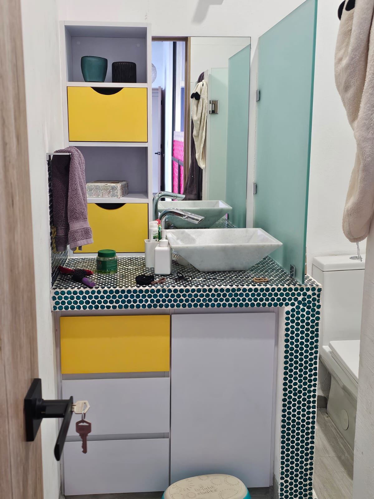 Mueble de Baño con Acentos de Color