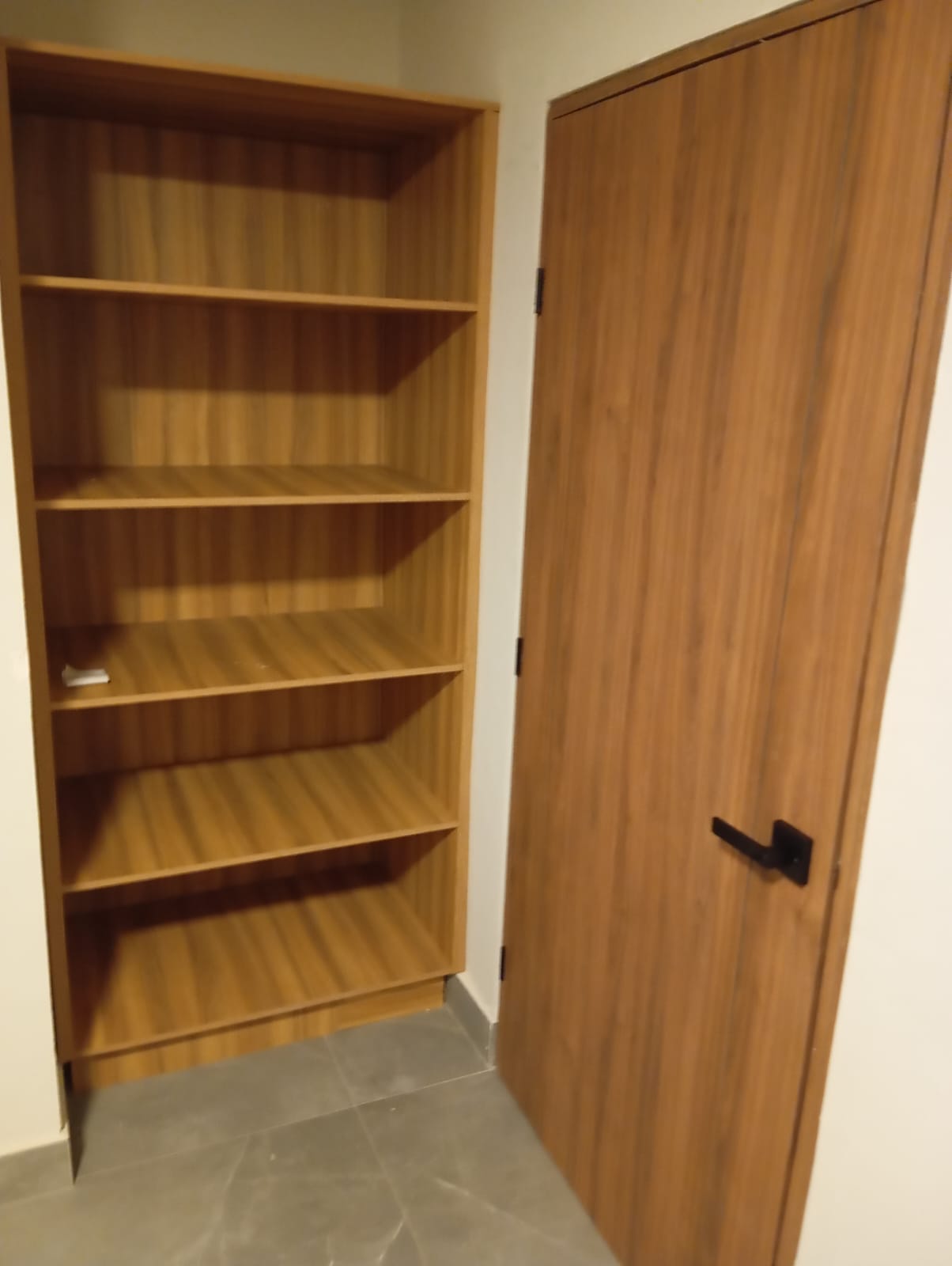 Librería Empotrada en Nogal