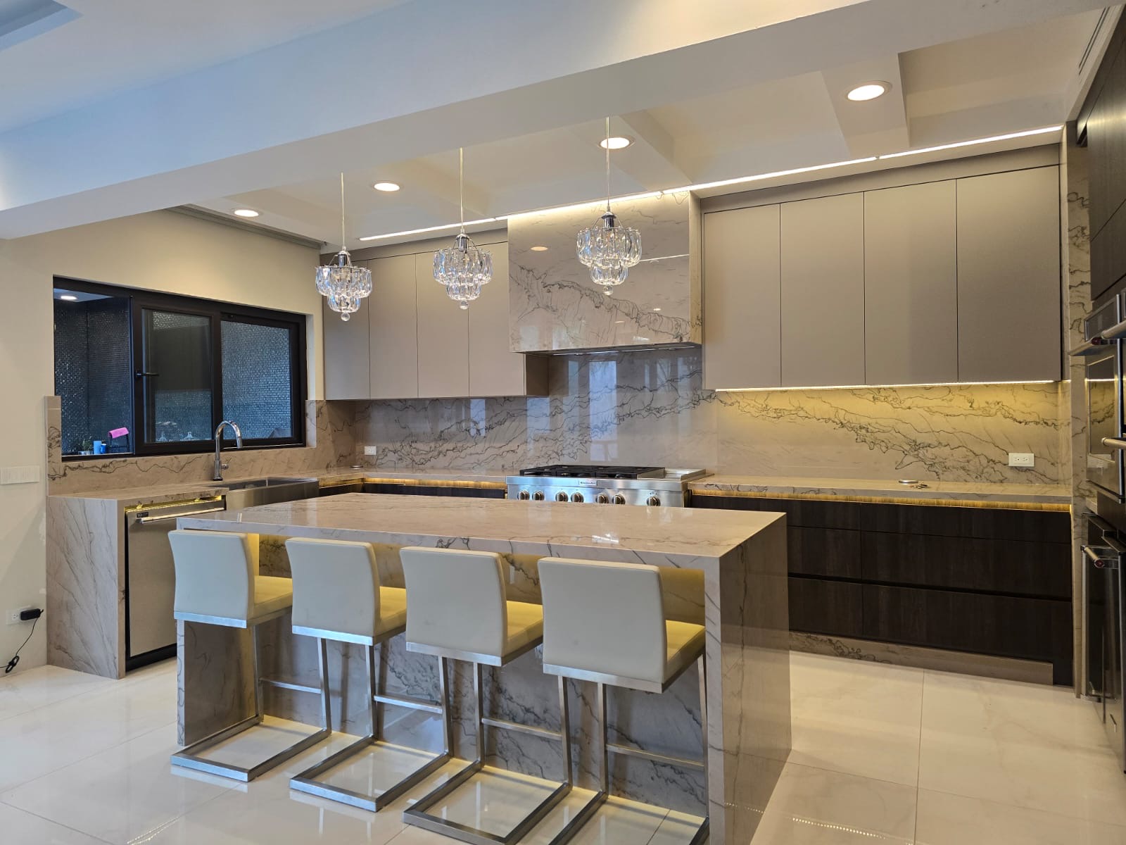 Cocina con Isla de Mármol y Arena