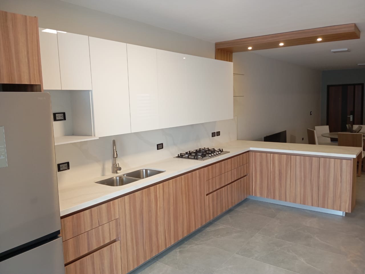Cocina en L Nogal y Laca Blanca
