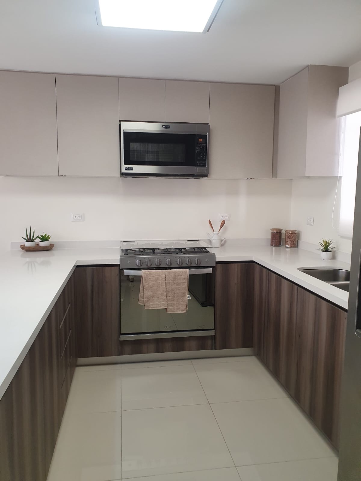 Cocina en U Nogal & Cuarzo