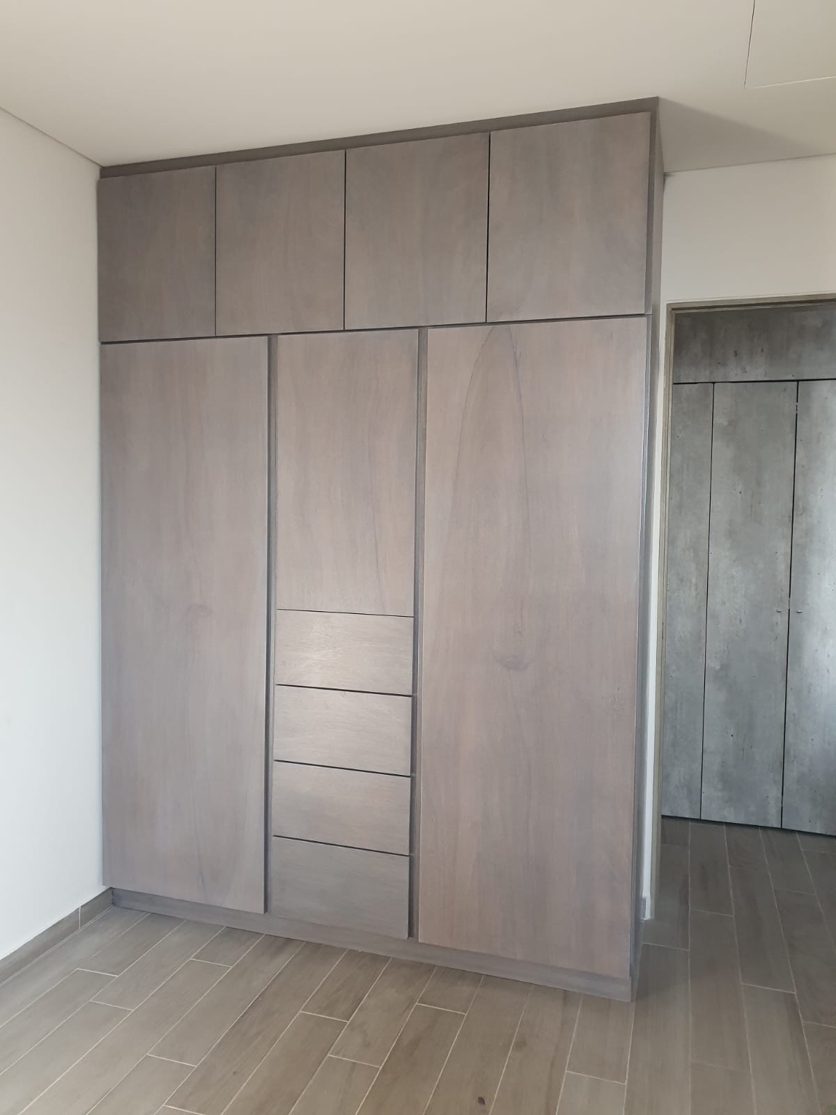 Closet Gris con Cajonera Central