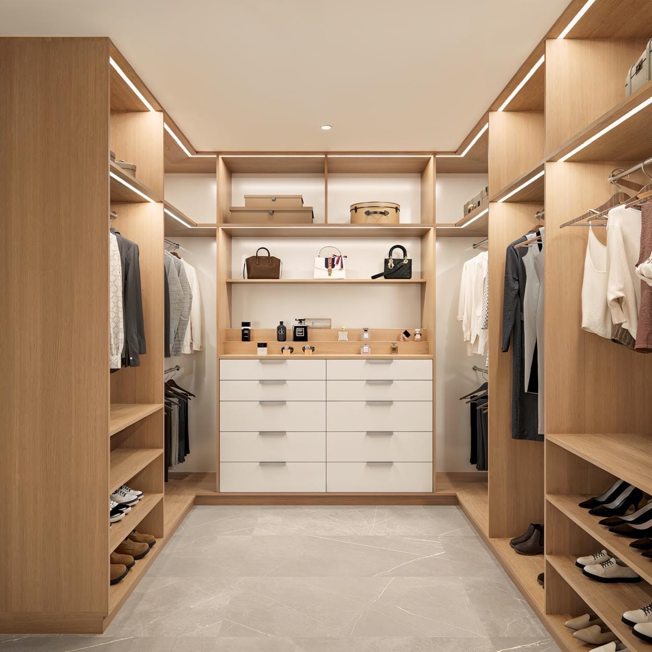 Walk-in Closet en Roble Natural