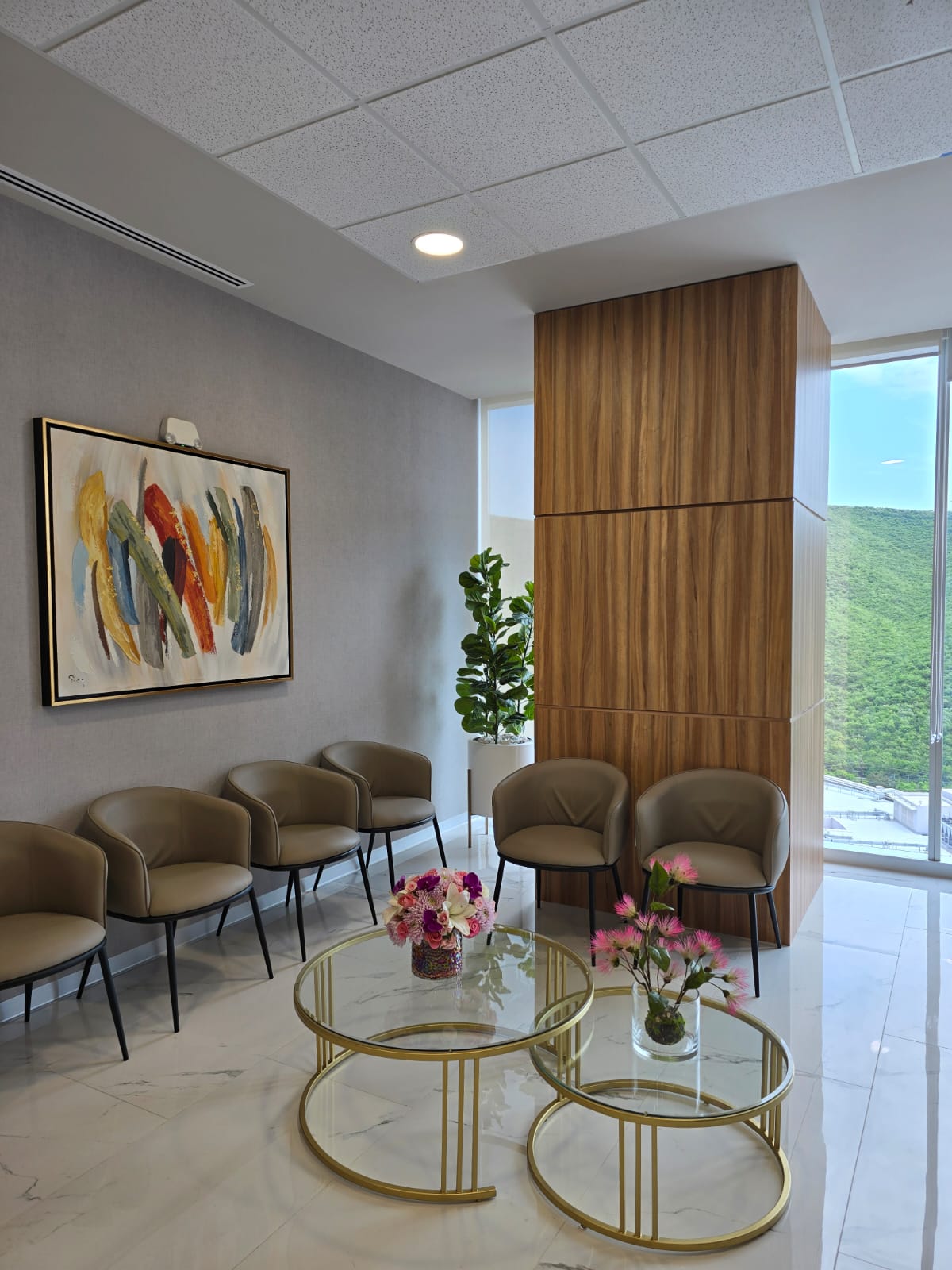 Recepción Corporativa con Lambrín de Nogal
