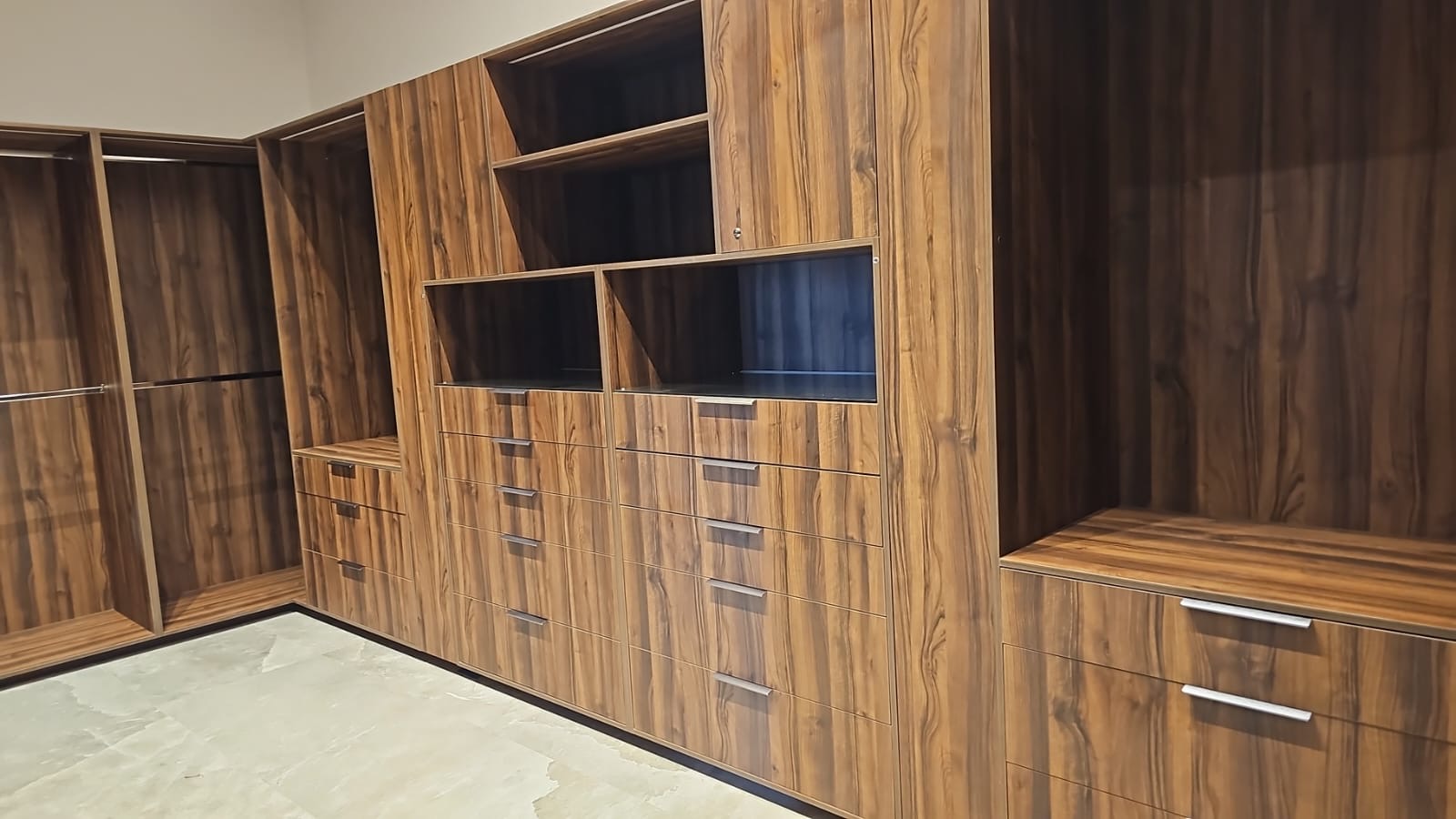 Vestidor Nogal con Cajonera Central