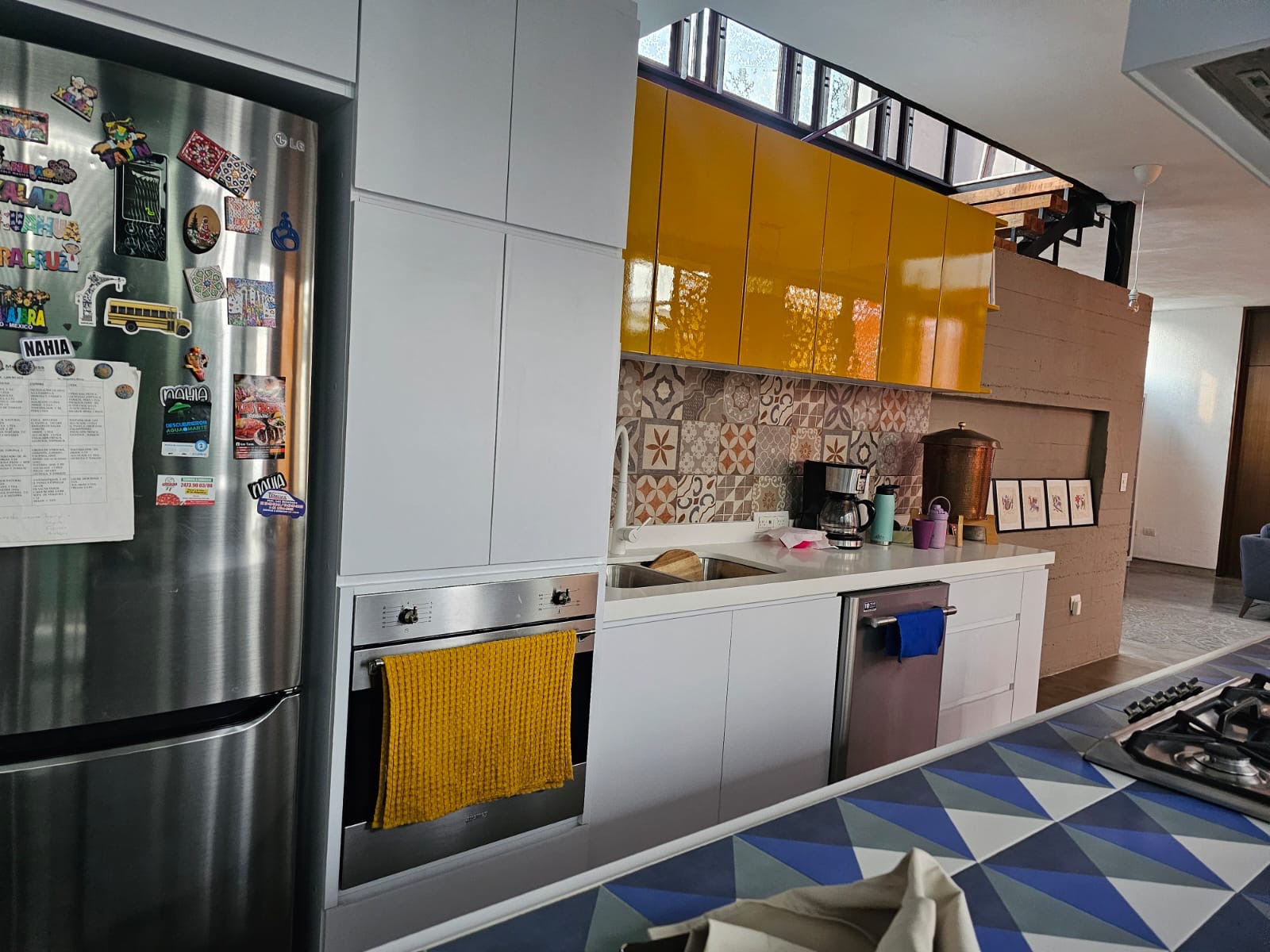 Cocina Blanca con Alto Brillo Mostaza