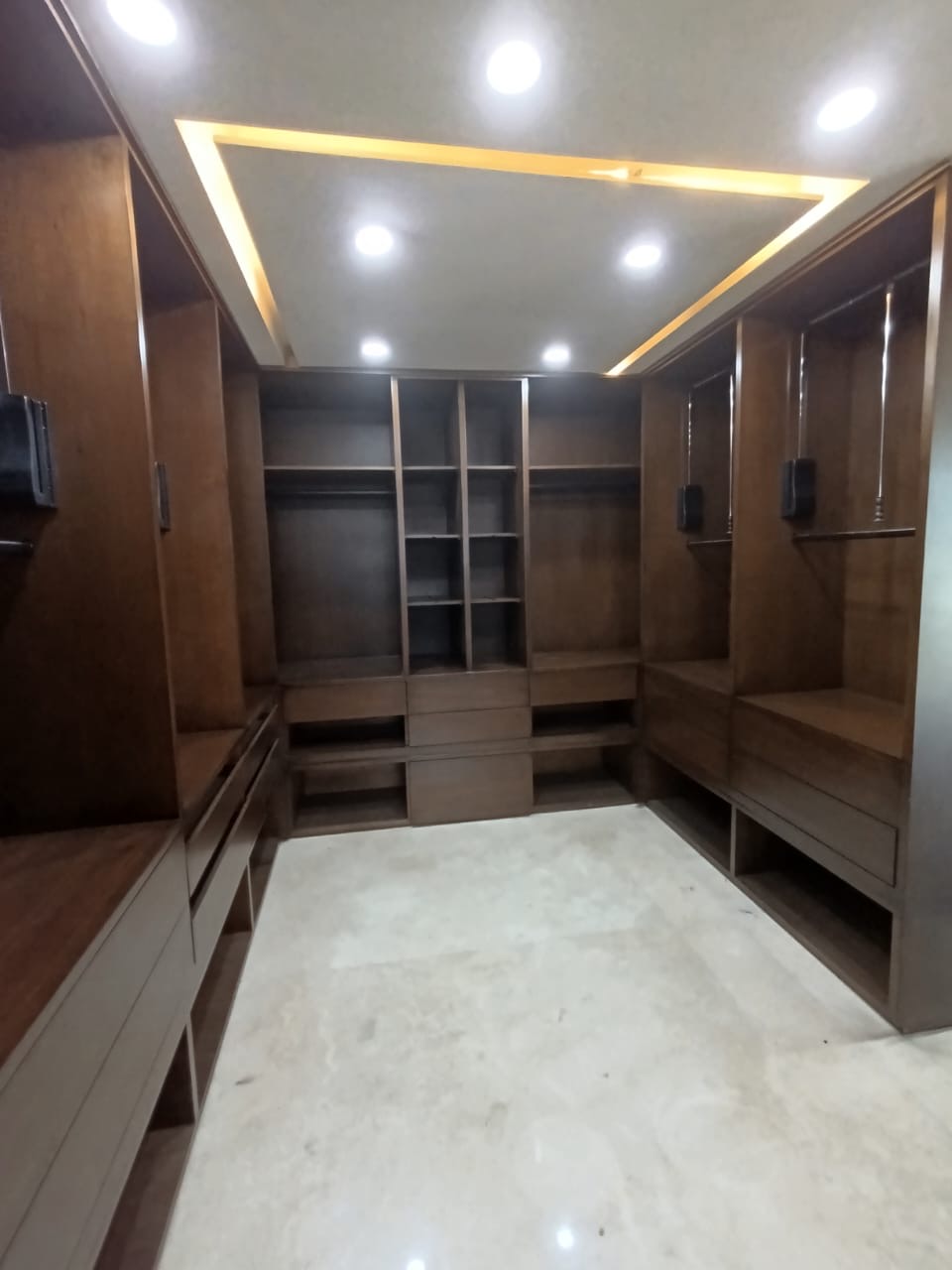 Vestidor en U con Plafón Iluminado