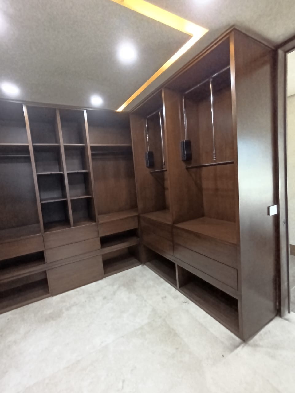 Vestidor Nogal Oscuro con Luz Perimetral