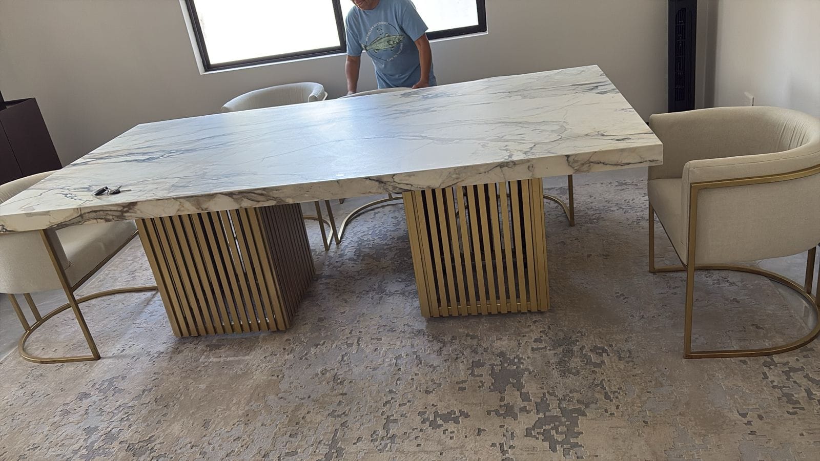 Mesa de Comedor en Mármol con Base de Latón