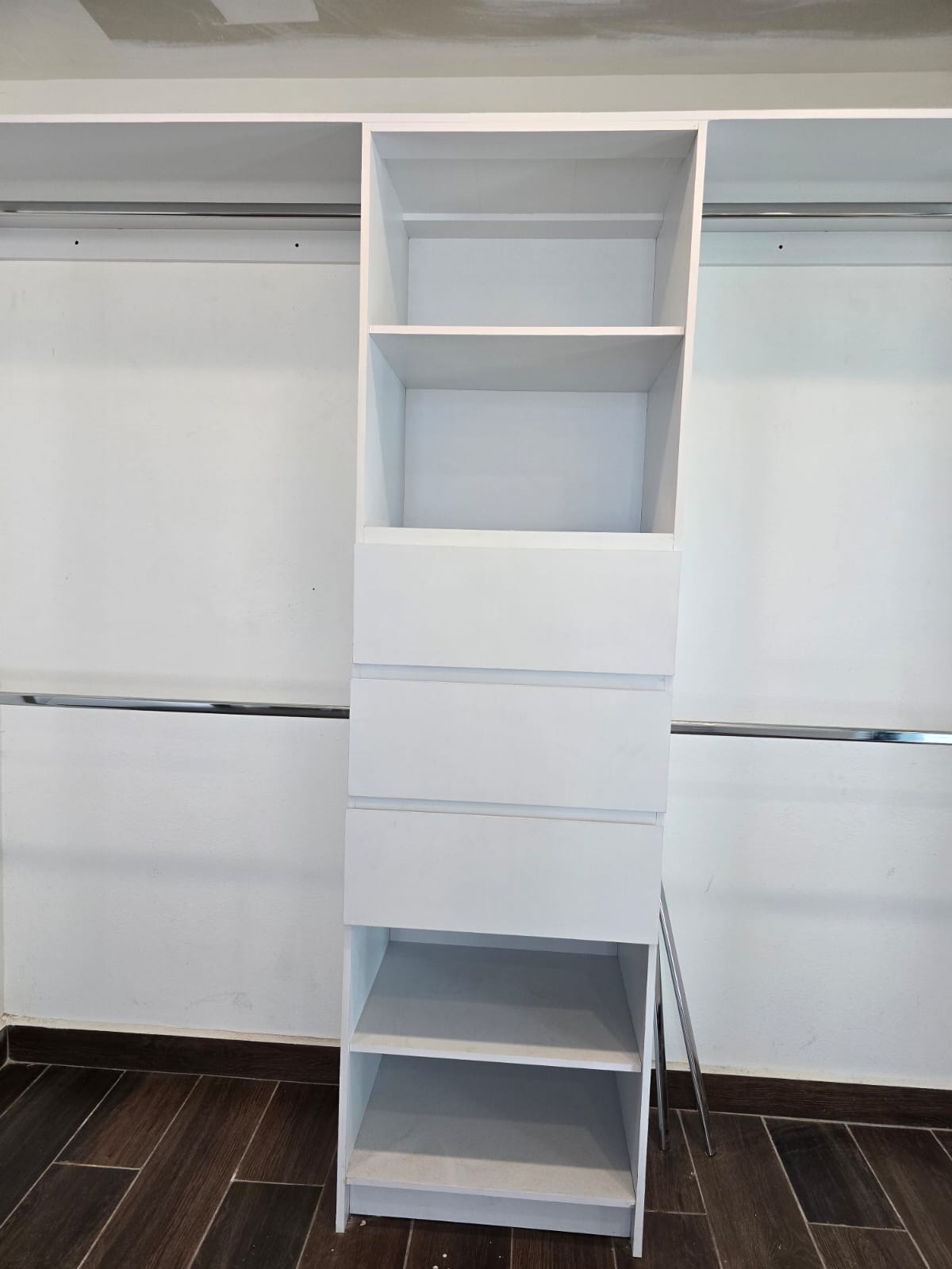 Closet Blanco con Torre Central