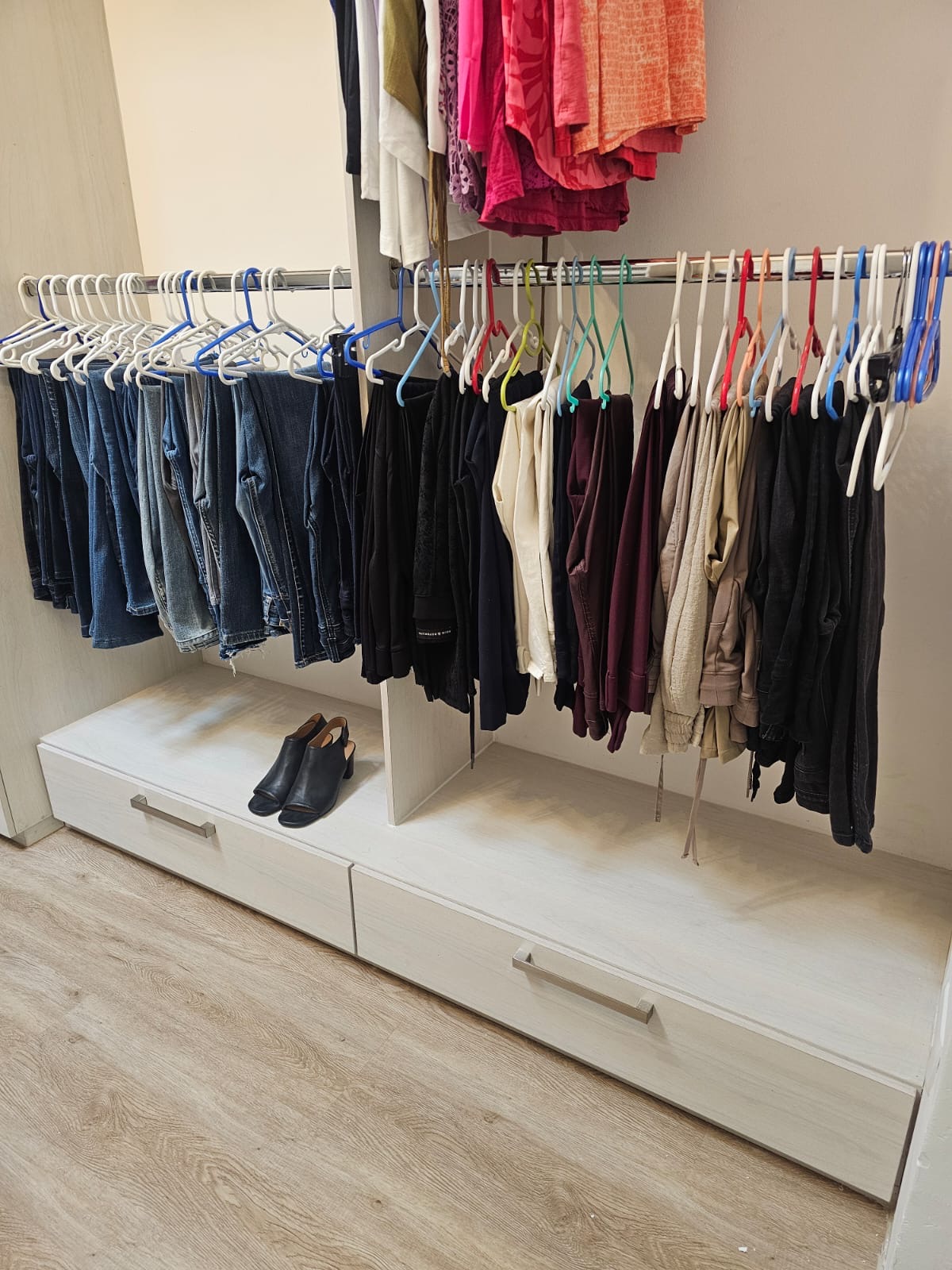 Vestidor con Banca y Cajones