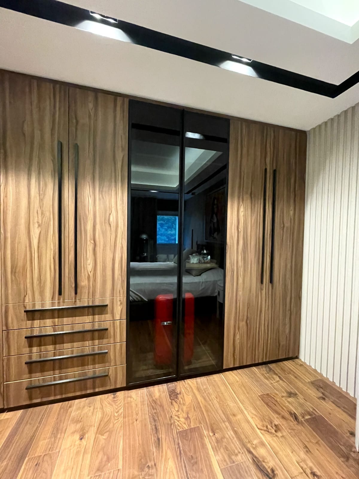 Closet Nogal con Puertas de Espejo